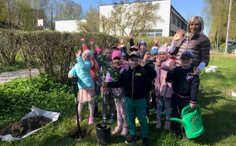 Dabar turėsime sodą, kuris džiugins savo žiedais ir vaisiais.