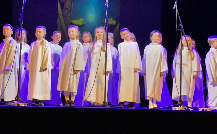 HEJŻE, INO – DYNA-DYNA! KOLĘDY I PASTORAŁKI W WYKONANIU UCZNIÓW SZKOŁY-PRZEDSZKOLA „ZIELONE WZGÓRZE”