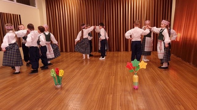Kovo 11-oji Vilniaus Žaliakalnio darželyje – mokykloje paminėta pirmokų šokiais.