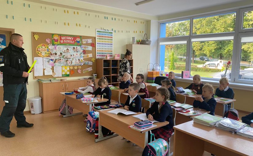 W szkole-przedszkolu „Zielone Wzgórze“ uczniów klas pierwszych odwiedził przedstawiciel policji.