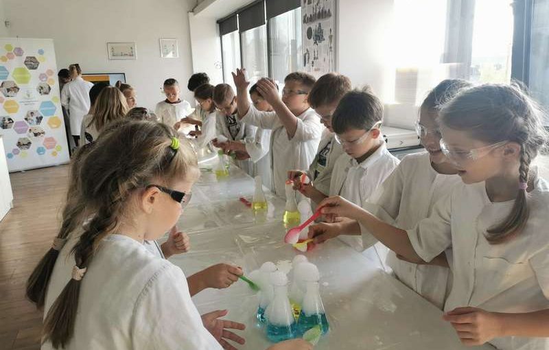 Edukacinė programa „Spalvų kodas- eksperimentai laboratorijoje“