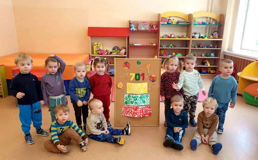 Mielas mūsų mieste, Vilniau! Sveikiname Tave su 701 gimtadieniu ir džiaugiamės bei didžiuojamės, kad gyvename čia, kur Gedimino kalnas mena apie kunigaikštį Gediminą ir apie mūsų protėvius, kur srauni Neris plukdo savo vandenis, o senosios gatvės ir senieji Vilniaus stogai džiugina mus visus!