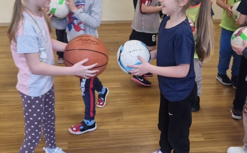 Gramy w futbol z przyjaciółmi
