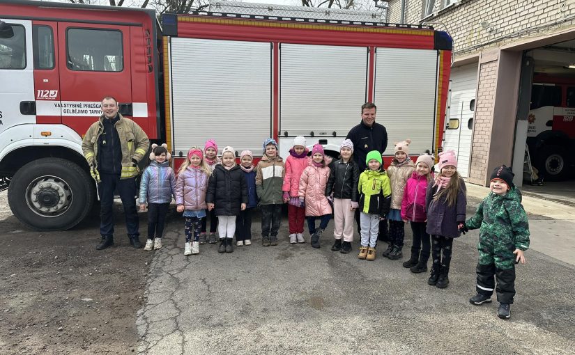Przedszkolaki zwiedziły remizę strażacką w Nowej Wilejce.